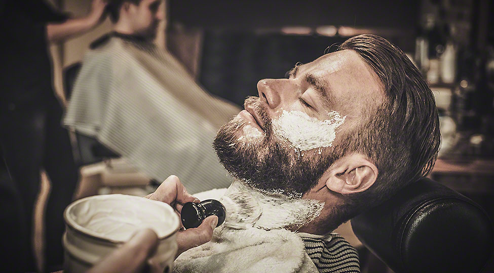 Способы бритья. Мужчина бреется. Бреющийся мужчина помазок. Мужчина бреется фото.